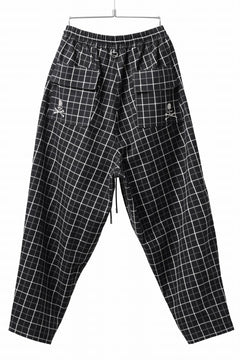 Load image into Gallery viewer, mastermind JAPAN EASY WAIST TAPERED TROUSERS (BLACK PLAID)
