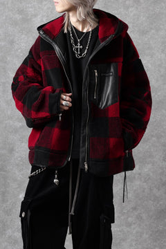 Load image into Gallery viewer, mastermind JAPAN BUFFALO-PLAID SHERPA JACKET / BOXY FIT (BLACK x RED)