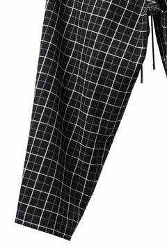 Load image into Gallery viewer, mastermind JAPAN EASY WAIST TAPERED TROUSERS (BLACK PLAID)
