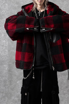 Load image into Gallery viewer, mastermind JAPAN BUFFALO-PLAID SHERPA JACKET / BOXY FIT (BLACK x RED)