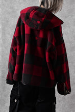 Load image into Gallery viewer, mastermind JAPAN BUFFALO-PLAID SHERPA JACKET / BOXY FIT (BLACK x RED)