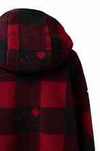 Load image into Gallery viewer, mastermind JAPAN BUFFALO-PLAID SHERPA JACKET / BOXY FIT (BLACK x RED)