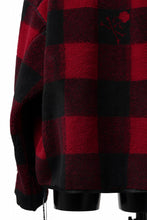 Load image into Gallery viewer, mastermind JAPAN BUFFALO-PLAID SHERPA JACKET / BOXY FIT (BLACK x RED)