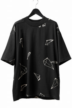 画像をギャラリービューアに読み込む, A.F ARTEFACT PYRA PATTERN PRINT THICK-COLLAR LOOSEY TEE (BLACK)