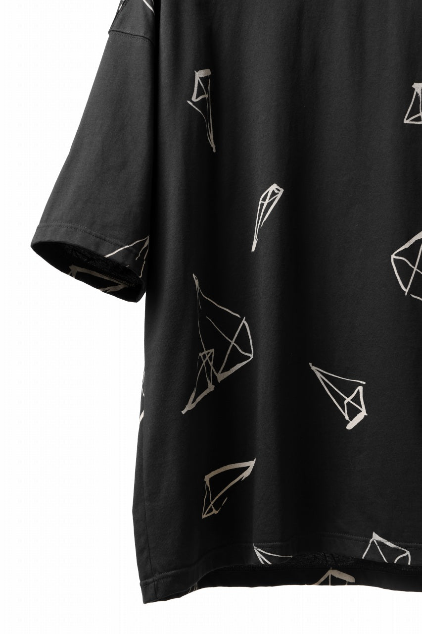 画像をギャラリービューアに読み込む, A.F ARTEFACT PYRA PATTERN PRINT THICK-COLLAR LOOSEY TEE (BLACK)