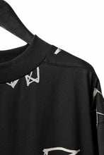 画像をギャラリービューアに読み込む, A.F ARTEFACT PYRA PATTERN PRINT THICK-COLLAR LOOSEY TEE (BLACK)