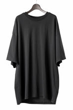 画像をギャラリービューアに読み込む, thom/krom OVERSIZED BACK SLASH EMBROIDERY SHORT SLEEVE TEE / COTTON JERSEY (BLACK)