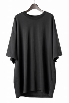 画像をギャラリービューアに読み込む, thom/krom OVERSIZED BACK SLASH EMBROIDERY SHORT SLEEVE TEE / COTTON JERSEY (BLACK)