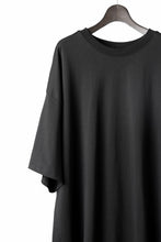 画像をギャラリービューアに読み込む, thom/krom OVERSIZED BACK SLASH EMBROIDERY SHORT SLEEVE TEE / COTTON JERSEY (BLACK)