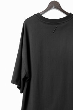 画像をギャラリービューアに読み込む, thom/krom OVERSIZED BACK SLASH EMBROIDERY SHORT SLEEVE TEE / COTTON JERSEY (BLACK)