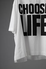 画像をギャラリービューアに読み込む, KATHARINE HAMNETT FABRIC SLOGAN TEE / CHOOSE LIFE (WHITE)