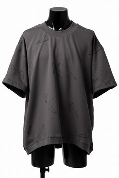 画像をギャラリービューアに読み込む, A.F ARTEFACT PYRA PATTERN PRINT CREW NECK SHORT SLEEVE TOPS (GREY)