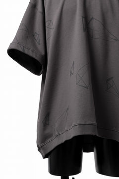 画像をギャラリービューアに読み込む, A.F ARTEFACT PYRA PATTERN PRINT CREW NECK SHORT SLEEVE TOPS (GREY)