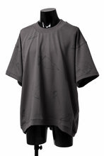 画像をギャラリービューアに読み込む, A.F ARTEFACT PYRA PATTERN PRINT CREW NECK SHORT SLEEVE TOPS (GREY)
