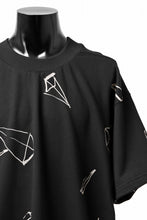 画像をギャラリービューアに読み込む, A.F ARTEFACT PYRA PATTERN PRINT CREW NECK SHORT SLEEVE TOPS (BLACK)
