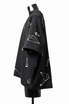 画像をギャラリービューアに読み込む, A.F ARTEFACT PYRA PATTERN PRINT CREW NECK SHORT SLEEVE TOPS (BLACK)