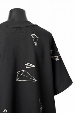 画像をギャラリービューアに読み込む, A.F ARTEFACT PYRA PATTERN PRINT CREW NECK SHORT SLEEVE TOPS (BLACK)
