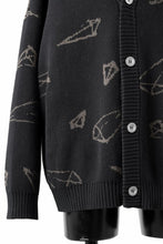 画像をギャラリービューアに読み込む, A.F ARTEFACT PYRA PATTERN COTTON KNIT CARDIGAN (BLACK x BROWN)