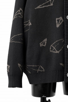 画像をギャラリービューアに読み込む, A.F ARTEFACT PYRA PATTERN COTTON KNIT CARDIGAN (BLACK x BROWN)