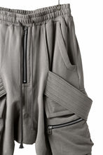 画像をギャラリービューアに読み込む, A.F ARTEFACT BELTED FLAP ZIP CARGO SARROUEL SHORTS / COTTON FLEECE (GREY)