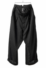 Load image into Gallery viewer, sus-sous cinematic trousers / 1/4 linen seating (BLACK)