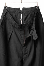 Load image into Gallery viewer, sus-sous cinematic trousers / 1/4 linen seating (BLACK)