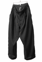 Load image into Gallery viewer, sus-sous cinematic trousers / 1/4 linen seating (BLACK)