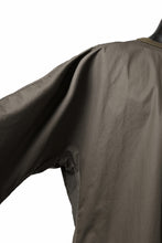 Load image into Gallery viewer, sus-sous atelier T / Lance 80/- cotton typewriter (OLIVE GREEN)