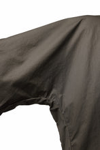 Load image into Gallery viewer, sus-sous atelier T / Lance 80/- cotton typewriter (OLIVE GREEN)