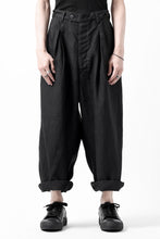Load image into Gallery viewer, sus-sous cinematic trousers / 1/4 linen seating (BLACK)
