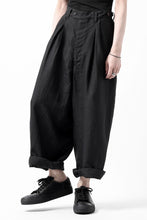 Load image into Gallery viewer, sus-sous cinematic trousers / 1/4 linen seating (BLACK)