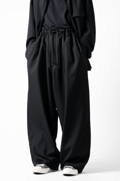 画像をギャラリービューアに読み込む, Y's for men CLASSIC STRING PANTS WITH 3-STITCH / WRINKLED GABARDINE (BLACK)
