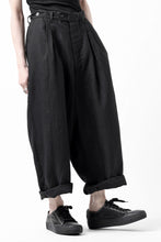 Load image into Gallery viewer, sus-sous cinematic trousers / 1/4 linen seating (BLACK)
