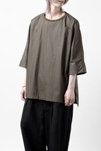 Load image into Gallery viewer, sus-sous atelier T / Lance 80/- cotton typewriter (OLIVE GREEN)