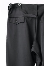 画像をギャラリービューアに読み込む, Y&#39;s for men WITH DECORATIVE CLOTH TAPERED PANTS / WRINKLE WOOL GABARDINE (BLACK)