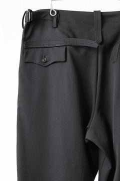 画像をギャラリービューアに読み込む, Y&#39;s for men WITH DECORATIVE CLOTH TAPERED PANTS / WRINKLE WOOL GABARDINE (BLACK)