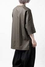 Load image into Gallery viewer, sus-sous atelier T / Lance 80/- cotton typewriter (OLIVE GREEN)