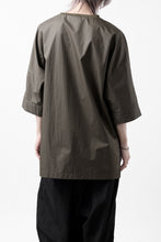 Load image into Gallery viewer, sus-sous atelier T / Lance 80/- cotton typewriter (OLIVE GREEN)