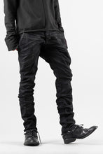 画像をギャラリービューアに読み込む, masnada BAGGY SCARRED STRETCH JEANS (SMEARED BLACK)