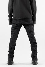 画像をギャラリービューアに読み込む, masnada BAGGY SCARRED STRETCH JEANS (SMEARED BLACK)