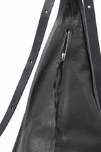 Load image into Gallery viewer, m.a+ medium pyramid back pack / BL42/SY1.0 (BLACK)