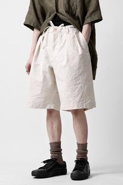Load image into Gallery viewer, CAPERTICA 2-TUCK WIDE SHORTS / ARMY CANVAS (KINARI)