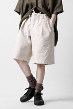 Load image into Gallery viewer, CAPERTICA 2-TUCK WIDE SHORTS / ARMY CANVAS (KINARI)