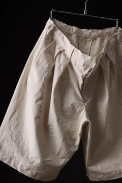 Load image into Gallery viewer, CAPERTICA 2-TUCK WIDE SHORTS / ARMY CANVAS (KINARI)