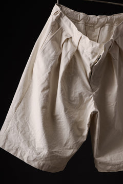 Load image into Gallery viewer, CAPERTICA 2-TUCK WIDE SHORTS / ARMY CANVAS (KINARI)