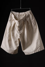 Load image into Gallery viewer, CAPERTICA 2-TUCK WIDE SHORTS / ARMY CANVAS (KINARI)