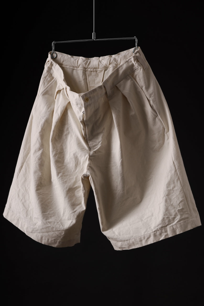 Load image into Gallery viewer, CAPERTICA 2-TUCK WIDE SHORTS / ARMY CANVAS (KINARI)