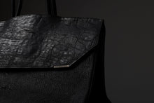 Load image into Gallery viewer, ierib exclusive Bark Bag Prot 40 / Wild Boar + Waxed Horse Butt Leather (BLACK)