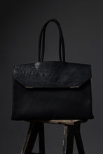Load image into Gallery viewer, ierib exclusive Bark Bag Prot 40 / Wild Boar + Waxed Horse Butt Leather (BLACK)