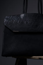 Load image into Gallery viewer, ierib exclusive Bark Bag Prot 40 / Wild Boar + Waxed Horse Butt Leather (BLACK)